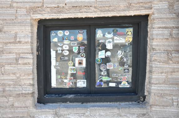 Adesivos de expedições brasileiras à caminho do Paso de Jama, fronteira da Argentina com o Chile (em Salinas Grandes)